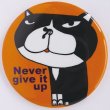 画像1: バッジ「Never give up」オレンジ (1)